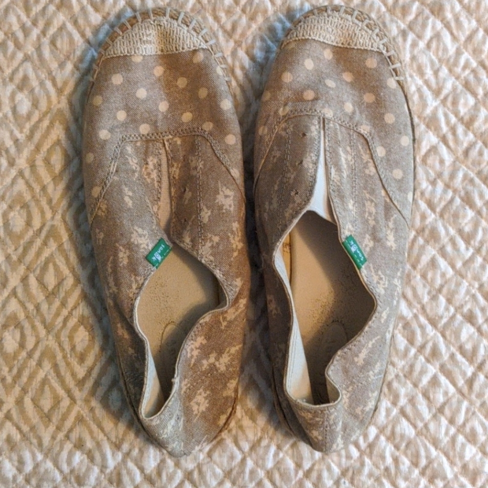 Never worn Sanuk